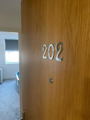 Apt202 One Bedroom serviced apartment-Free parking